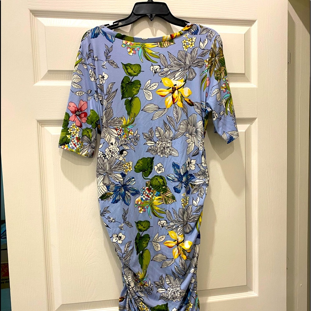 Beautiful maternity dress worn just a couple of times. Size XL